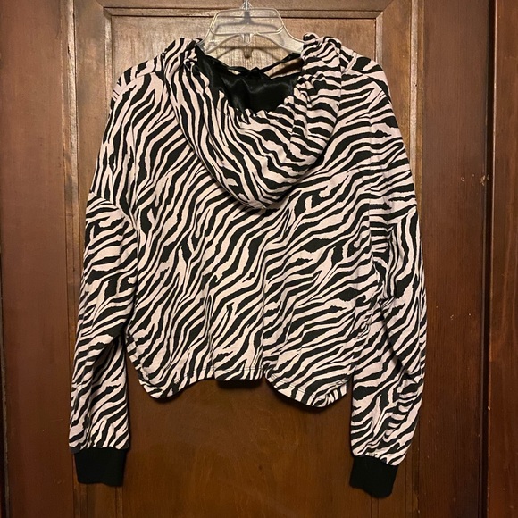 Victoria’s Secret Sweat Outfit cropped top and joggers. Black/cream zebra size M - Picture 4 of 10